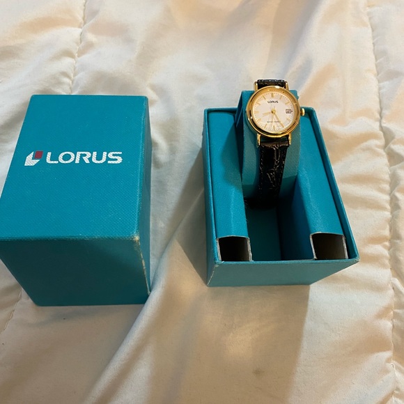Lorus watch quartz is beautiful for women.New - Picture 2 of 4